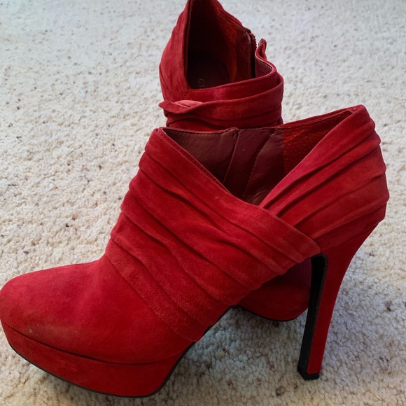 Red Rouched Ruffle Heels - Picture 3 of 8